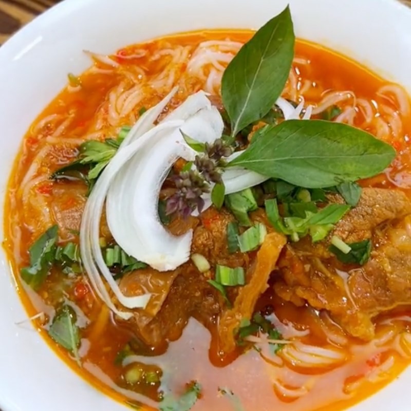 Tô bún bò cay Bạc Liêu nóng hổi với màu sắc bắt mắt, mời gọi thực khách thưởng thức