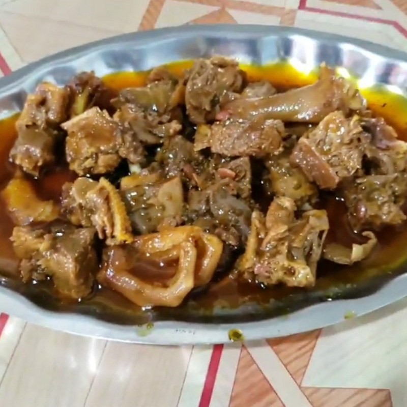 Thành phẩm thịt ngỗng giả cầy nóng hổi, ăn kèm bún hoặc cơm