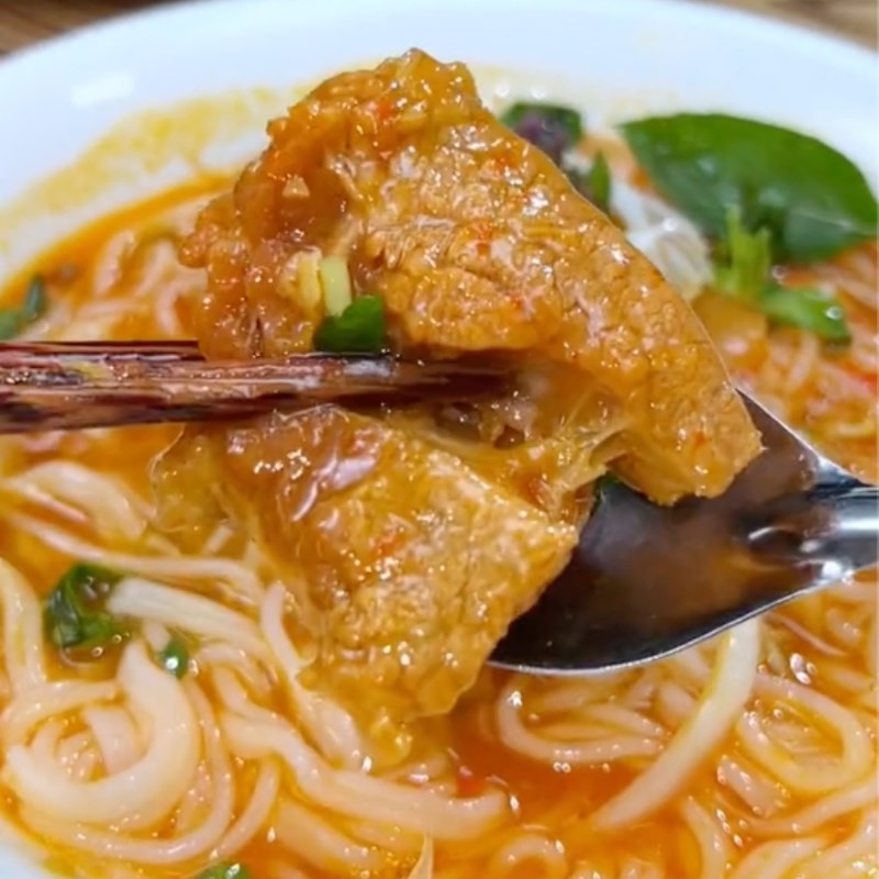 Thưởng thức bún bò cay Bạc Liêu cùng rau sống và chén muối ớt chanh sẽ tăng thêm phần ngon miệng