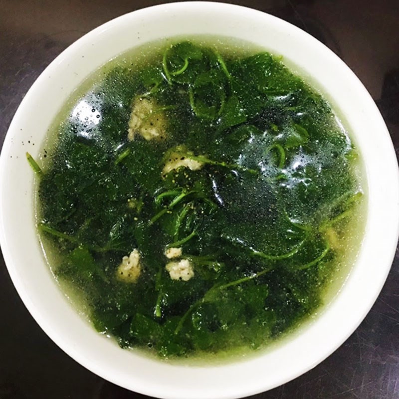 Tô canh rau má thịt băm nóng hổi, thanh mát đã sẵn sàng để thưởng thức