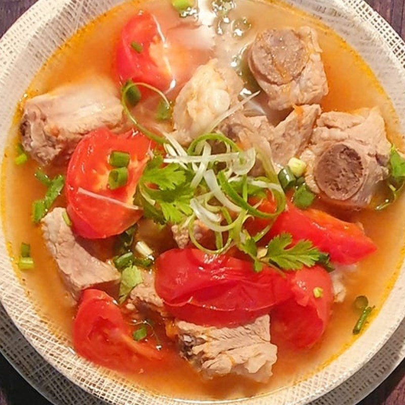 Cận cảnh món cá lóc kho me với màu sắc hấp dẫn và hành lá tươi xanh