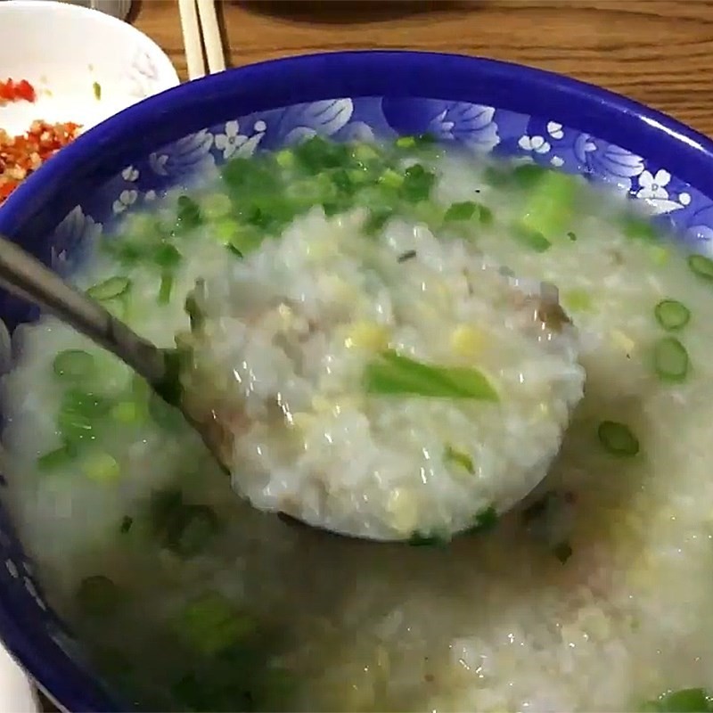 Tô cháo bò đậu xanh nóng hổi, thơm ngon sẵn sàng thưởng thức
