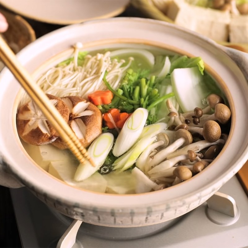 Lẩu shabu shabu thành phẩm với mì Udon hấp dẫn