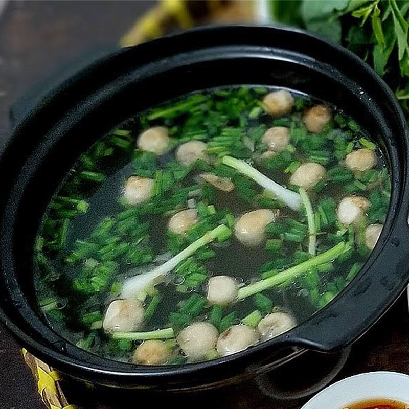 Món lẩu cá lóc nấu nấm hoàn chỉnh, sẵn sàng để thưởng thức