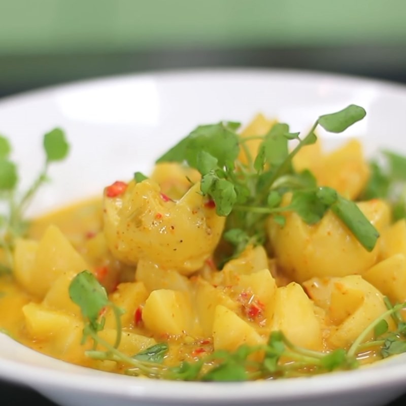 Thành phẩm cà ri khoai tây chay sánh mịn, khoai tây bùi bùi, đậm đà hương vị