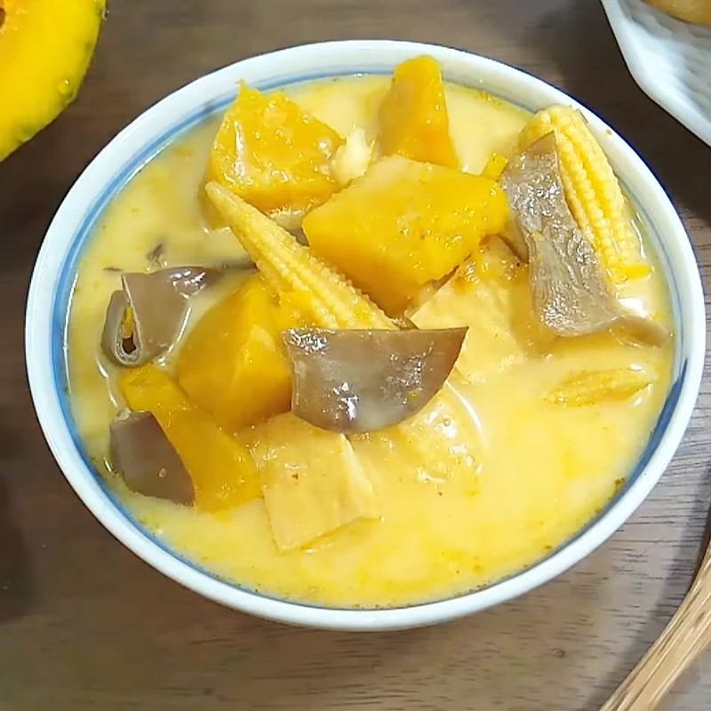 Món cà ri bí đỏ chay đã hoàn thành, sánh mịn và thơm lừng, sẵn sàng để thưởng thức