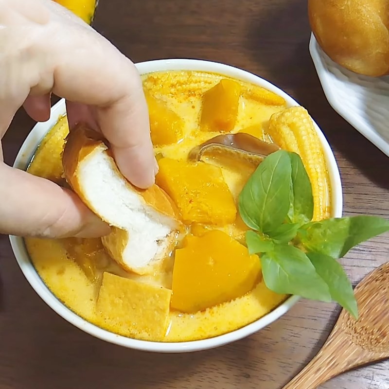 Dĩa cà ri bí đỏ chay hấp dẫn, trang trí đẹp mắt, là lựa chọn tuyệt vời cho bữa ăn thanh đạm