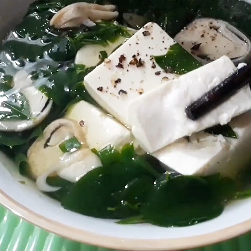 Thành phẩm canh khổ qua hầm xương nóng hổi, sẵn sàng thưởng thức