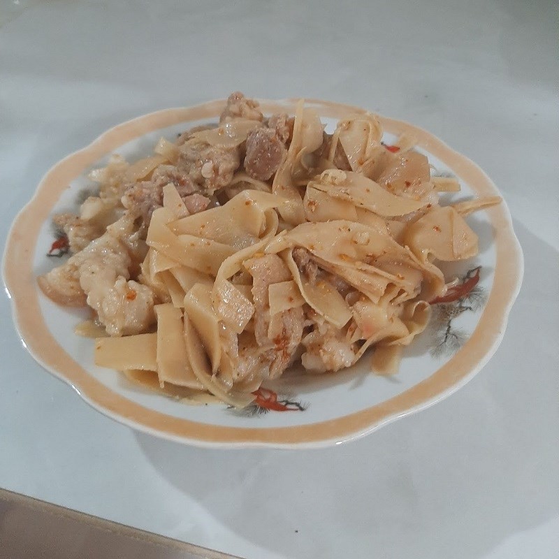 Món thịt kho măng tươi đậm đà, thơm ngon, với màu sắc hấp dẫn, sẵn sàng để thưởng thức cùng cơm nóng