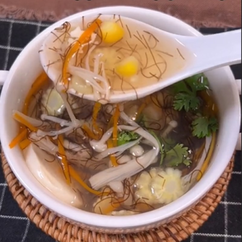 Tô súp tóc tiên chay đã sẵn sàng để thưởng thức