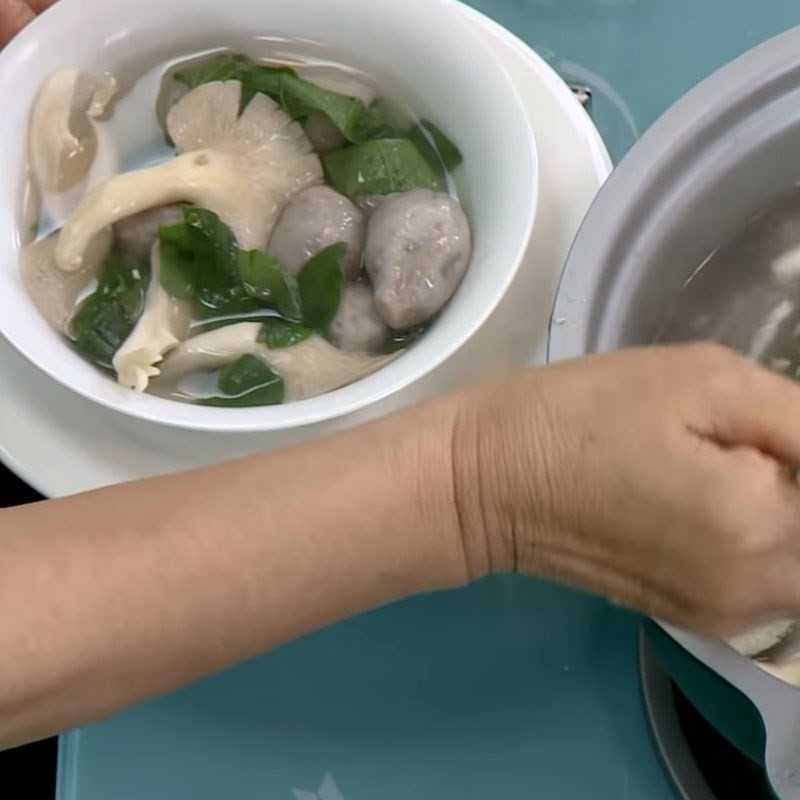 Tô canh khoai môn chay lá lốt đã hoàn thành, được trang trí đẹp mắt và rắc tiêu xay, sẵn sàng thưởng thức
