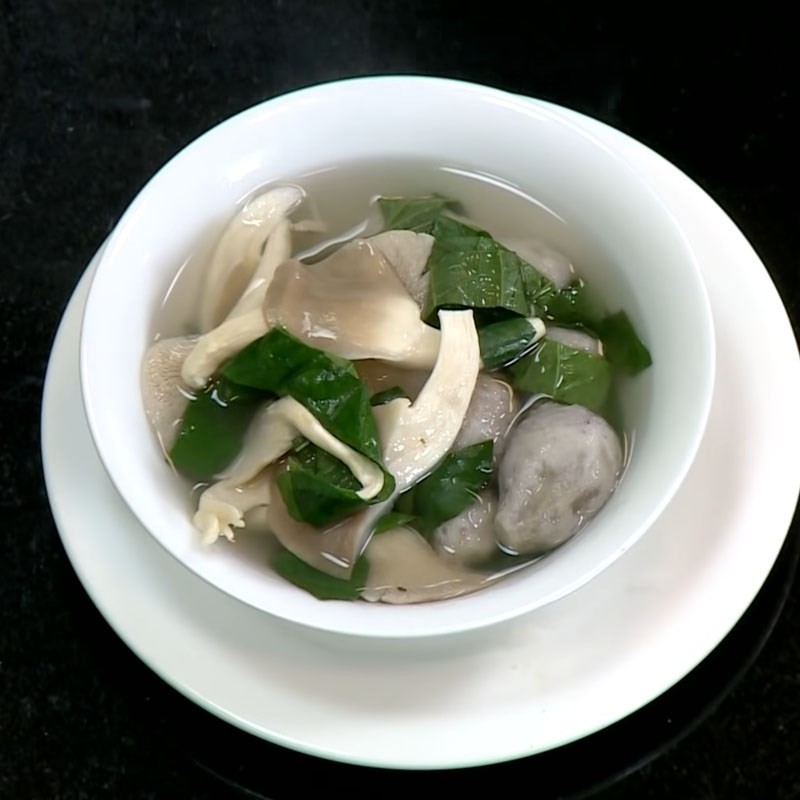 Cận cảnh tô canh khoai môn chay lá lốt với khoai môn bùi, nấm bào ngư dai ngon và lá lốt thơm lừng, rất hấp dẫn