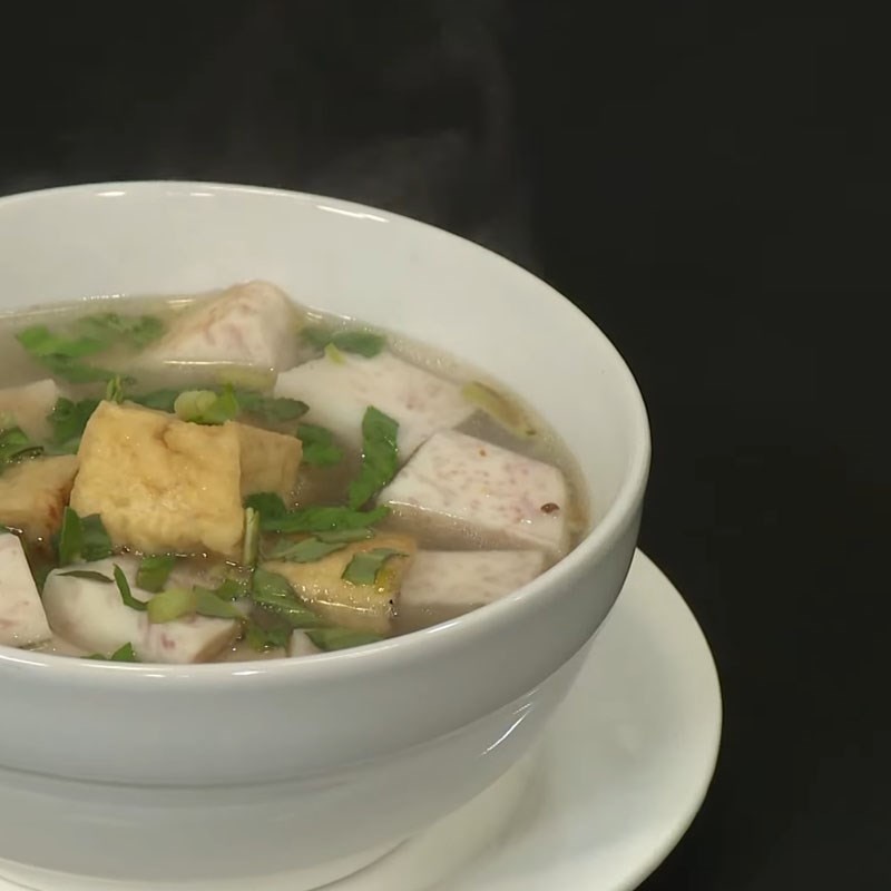 Cận cảnh tô canh khoai môn chay đậu hũ với miếng đậu hũ vàng ruộm, khoai môn mềm bùi và rau thơm tươi xanh