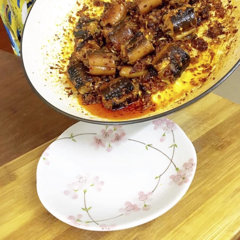 Món lươn xào sả ớt thành phẩm được bày trên đĩa, một cách nấu món xào ngon cho bữa cơm gia đình