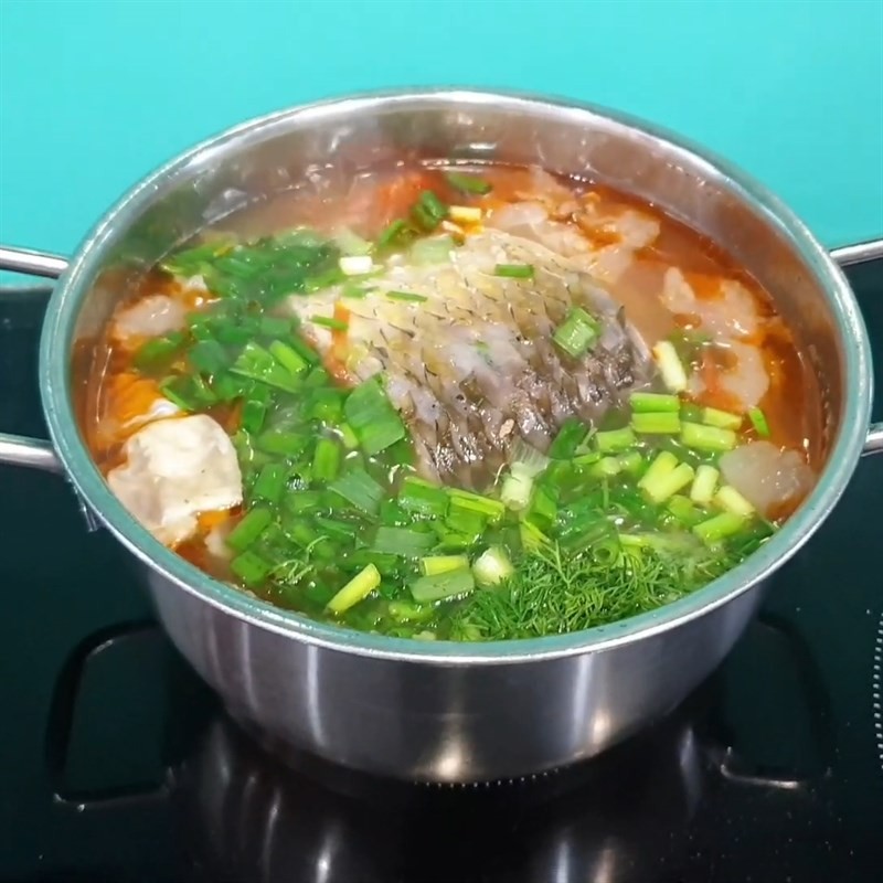 Bát canh cá trắm nấu sấu nóng hổi, thơm ngon đã hoàn thành