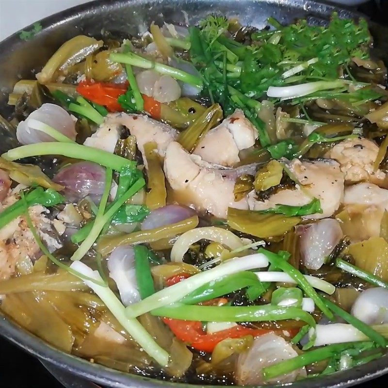 Bát canh cá trắm dưa chua với màu sắc hấp dẫn và hương vị đậm đà