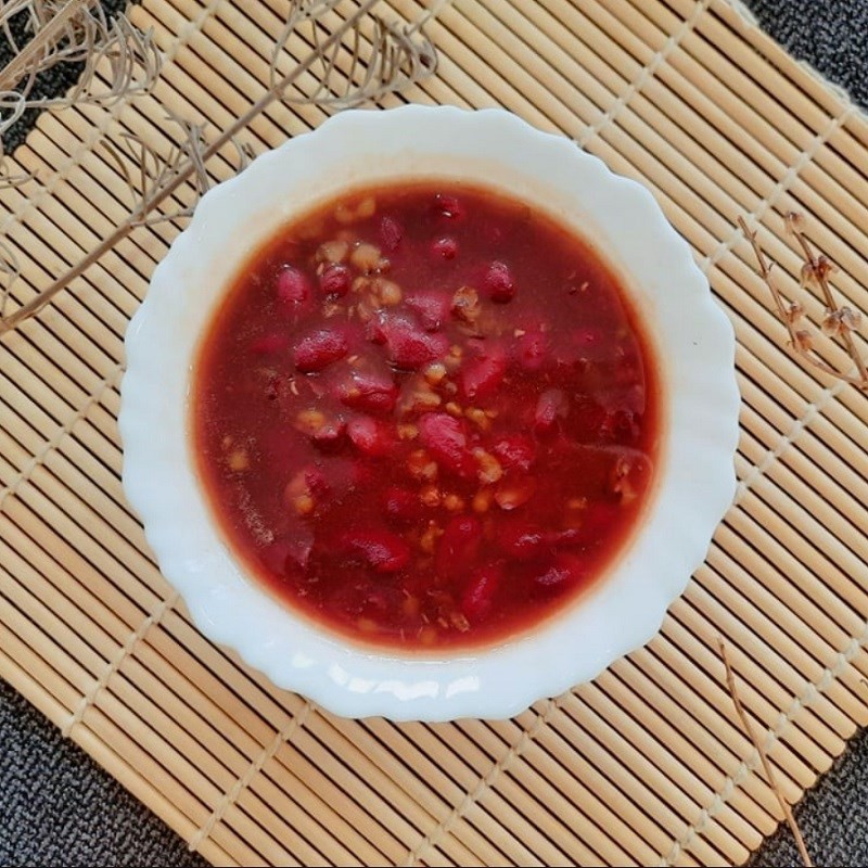 Chén chè đậu đỏ với đậu xanh thành phẩm, có thể ăn kèm với nước cốt dừa và đá mát lạnh