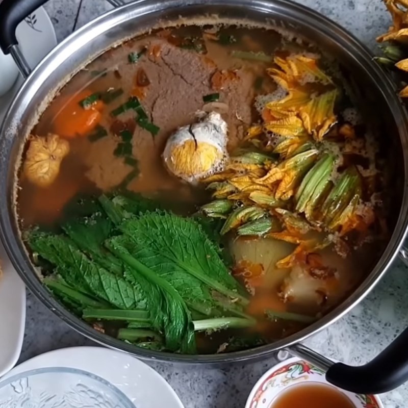 Nồi lẩu cua đồng hột vịt lộn hấp dẫn đã hoàn thành, sẵn sàng thưởng thức