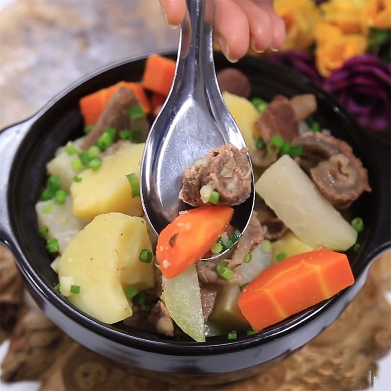 Thành phẩm bò hầm khoai tây cà rốt