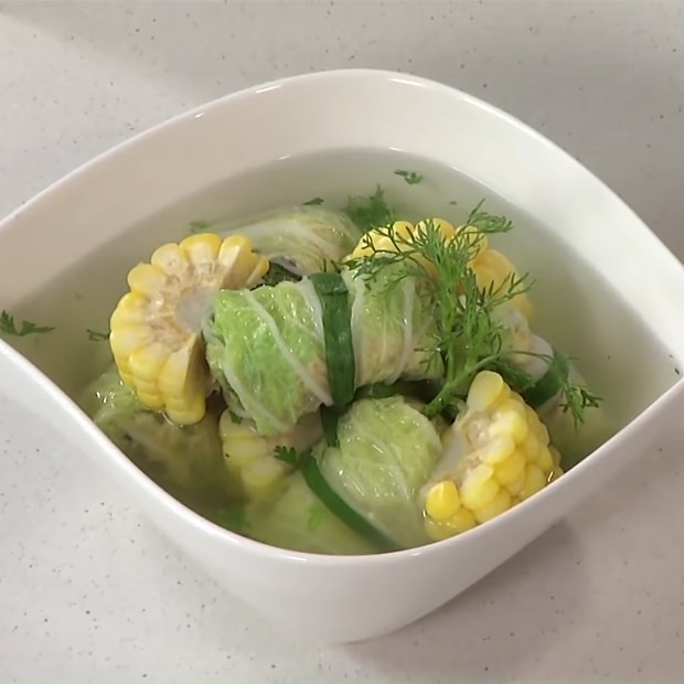 Thành phẩm canh cải thảo cuộn thịt nóng hổi, trang trí đẹp mắt với ngò rí.