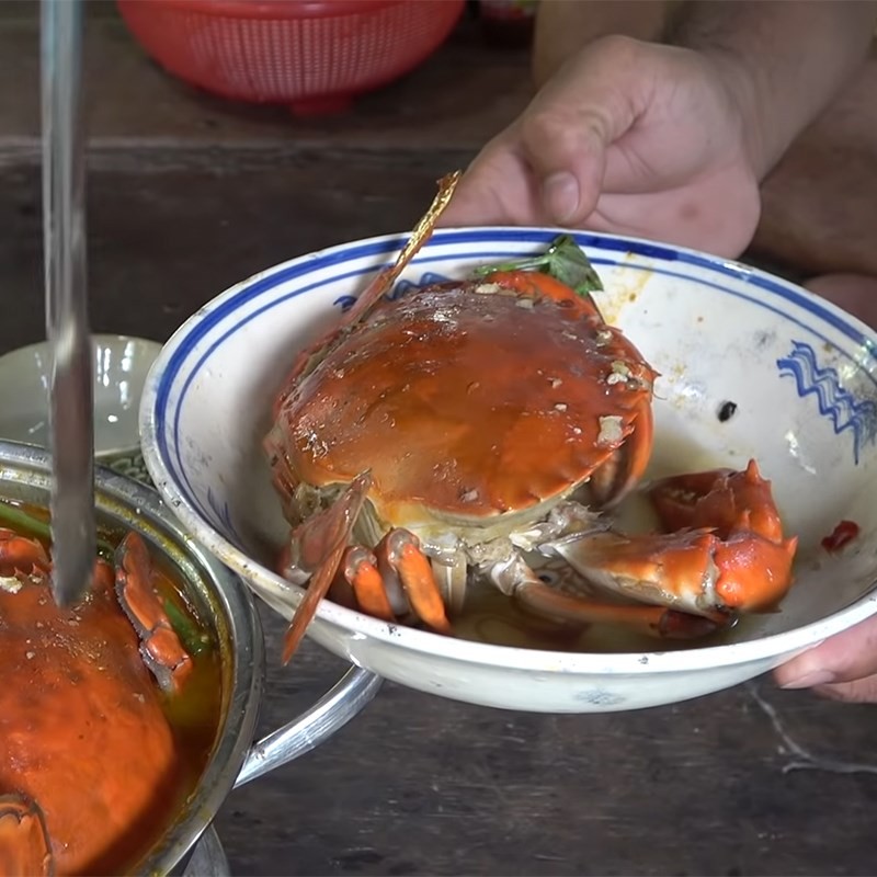 Thành phẩm món lẩu cua nấu chao: mâm lẩu đầy đủ