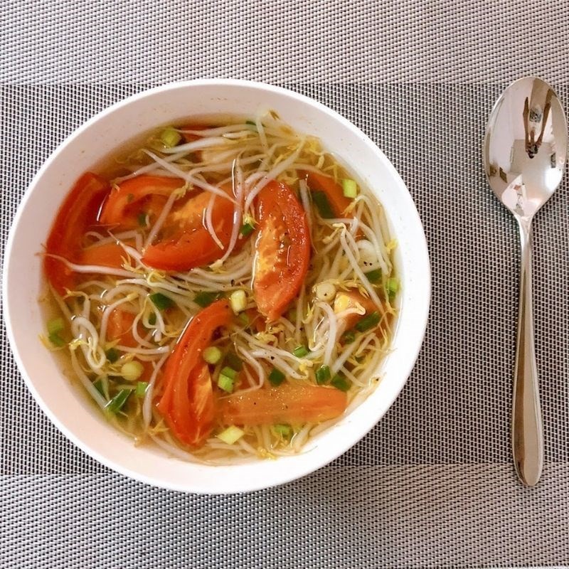 Thành phẩm canh cà chua chay với giá đỗ thơm ngon