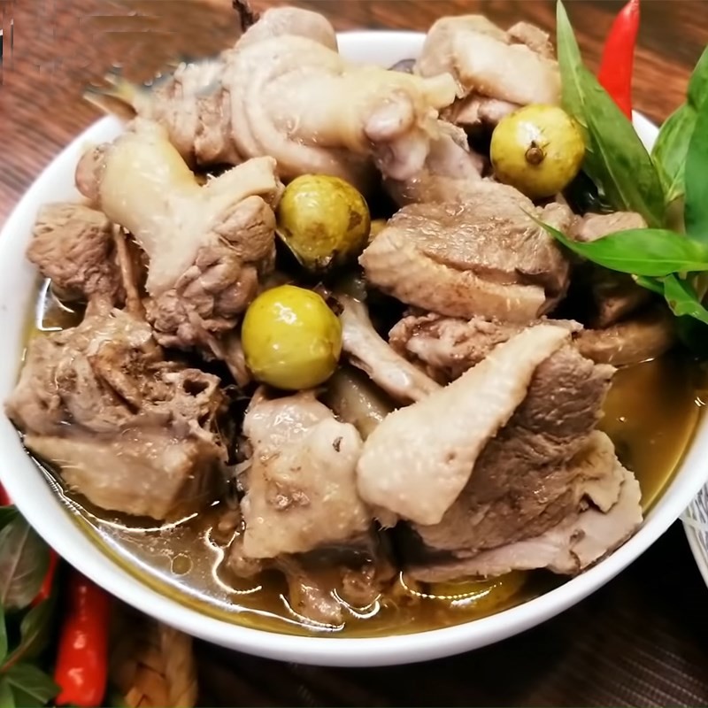 Thưởng thức vịt om măng nóng hổi kèm bún tươi và rau sống, bữa ăn tròn vị cho gia đình