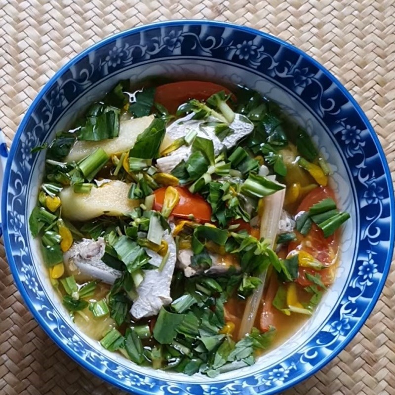 Cận cảnh tô canh chua cá chẽm với thịt cá săn chắc và rau củ tươi ngon