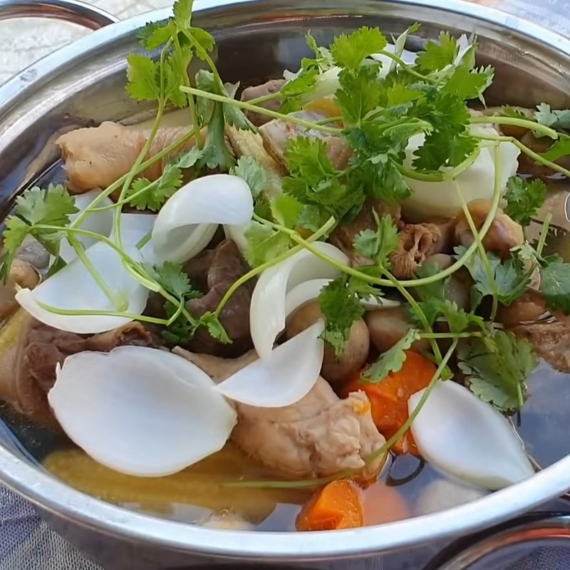 Nồi cá ngạnh om chuối đậu thành phẩm thơm ngon, vàng óng, hấp dẫn vị giác.
