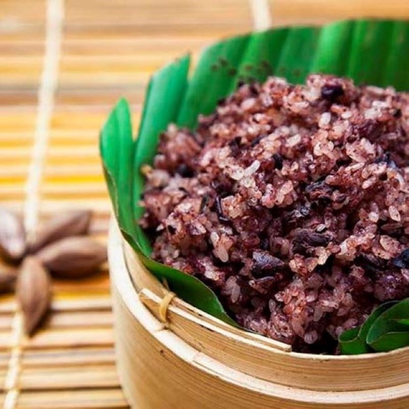 Đĩa xôi trám đen thành phẩm, thơm lừng, hấp dẫn, sẵn sàng thưởng thức.