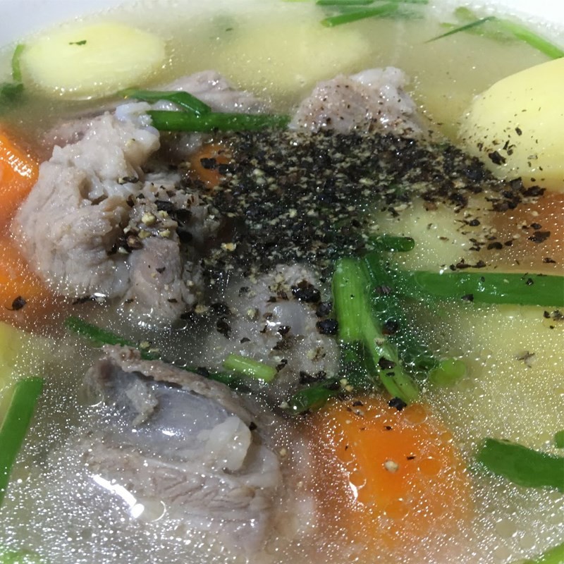 Bát canh xương hầm khoai tây cà rốt nóng hổi, thơm ngon
