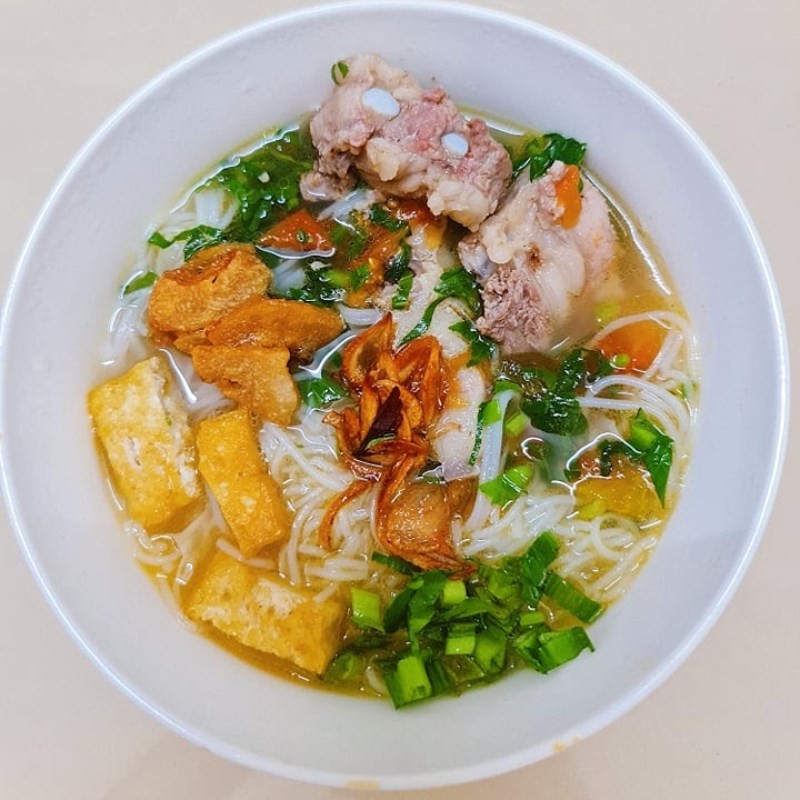 Cận cảnh tô bún ốc sườn non với đầy đủ topping