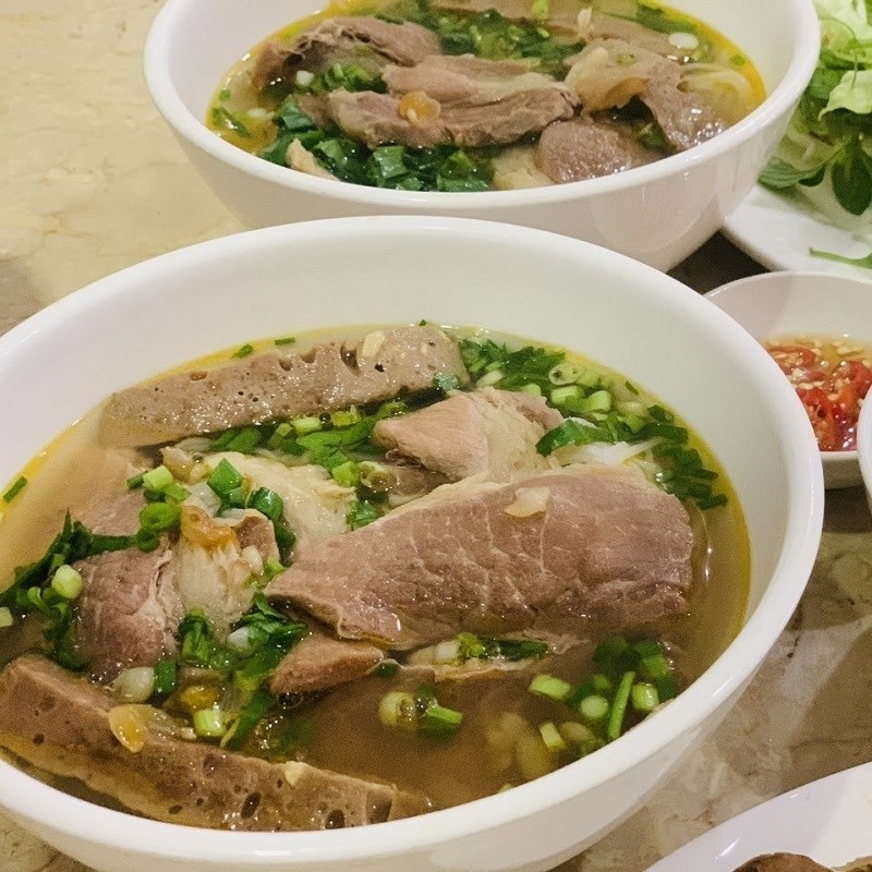 Món bún nạm bò hấp dẫn sẵn sàng thưởng thức, trang trí đẹp mắt