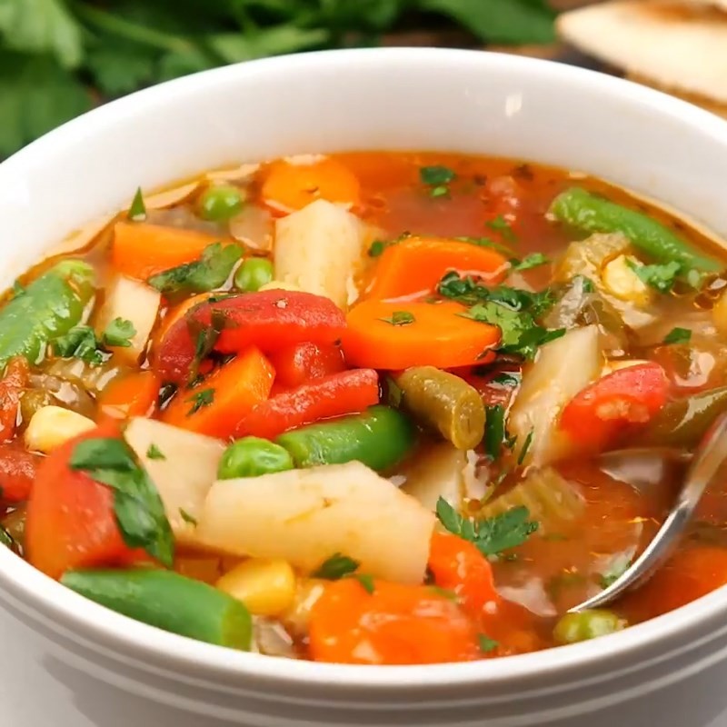 Món súp rau củ thập cẩm bổ dưỡng, lý tưởng cho bữa ăn gia đình