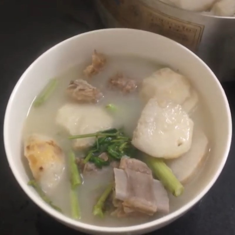 Thành phẩm món canh sườn khoai sọ rau rút nóng hổi, thơm ngon, đậm đà