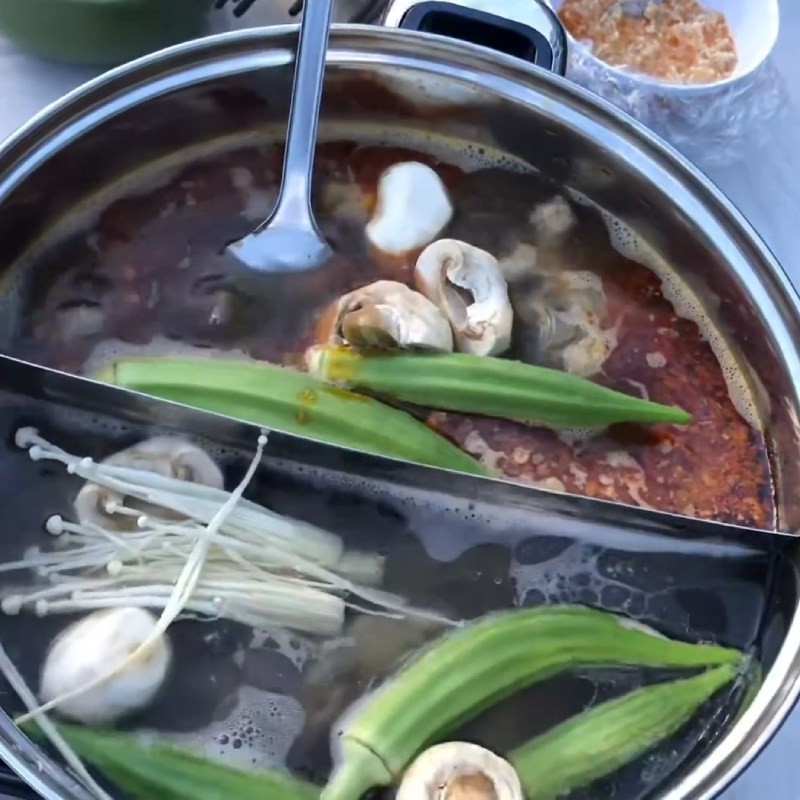 Bày trí lẩu sườn bò trên bàn ăn cùng các loại rau củ nhúng kèm