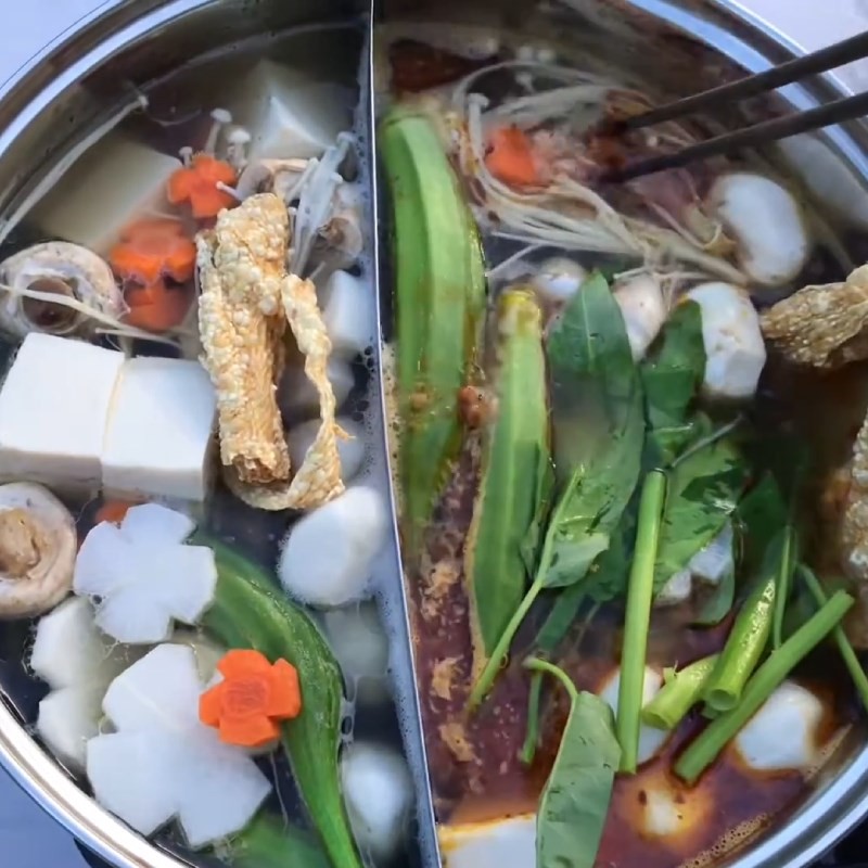 Cận cảnh nồi lẩu sườn bò hấp dẫn với sườn bò mềm, rau củ tươi ngon