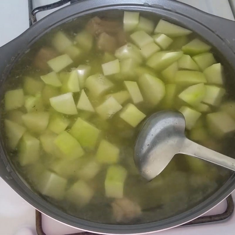 Món canh su su sườn non hoàn thành, nước trong và ngọt