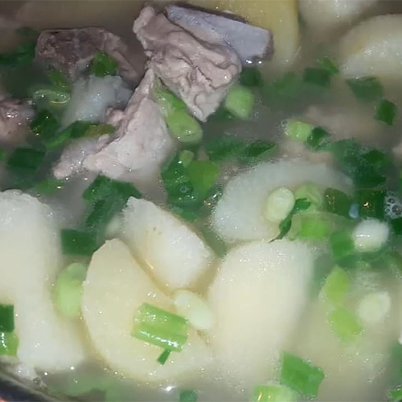 Tô canh củ từ nấu sườn nóng hổi, thơm ngon, đậm đà hương vị truyền thống