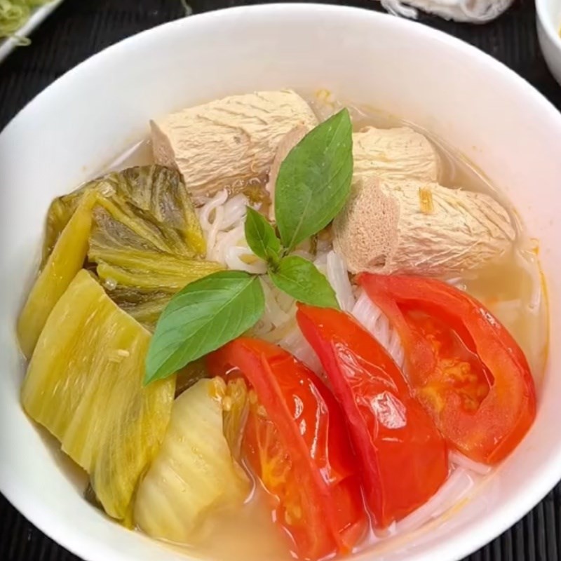 Tô mì quảng bò hoàn chỉnh với thịt, trứng, rau và đậu phộng rang