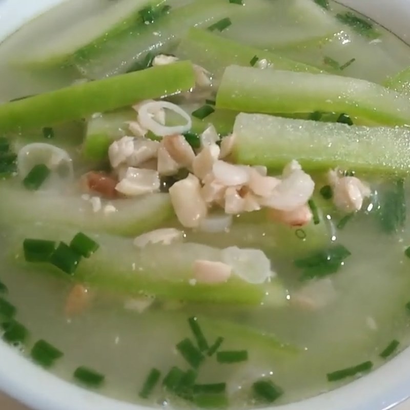 Bát canh bí đao ngon đậu phộng đã hoàn thành, màu sắc hấp dẫn