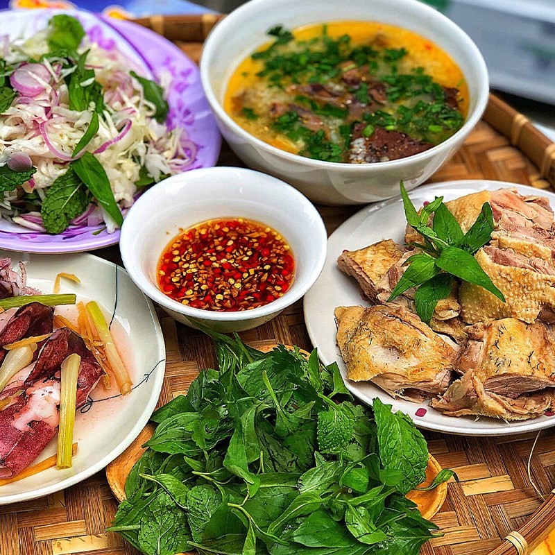 Bát cháo vịt ngon miệng, trang trí đẹp mắt với thịt vịt và hành ngò