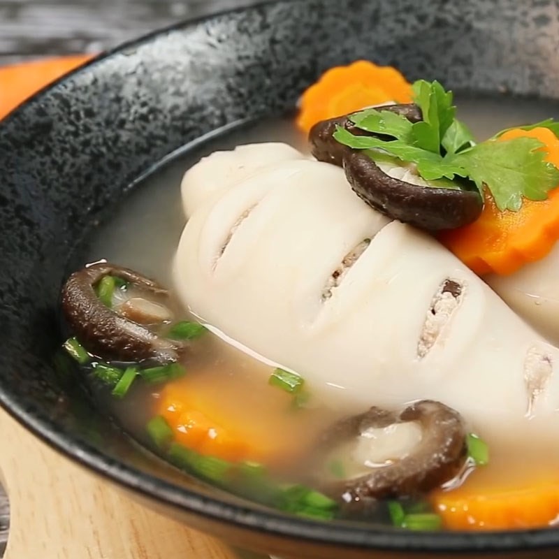 Bát canh mực nhồi thịt nóng hổi, chuẩn vị, sẵn sàng thưởng thức