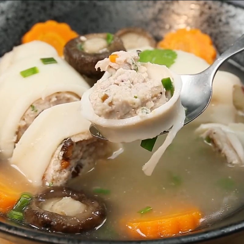 Mâm cơm gia đình ấm cúng với món canh mực nhồi thịt bổ dưỡng