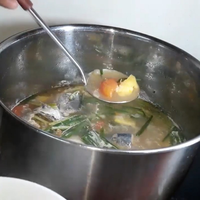 Tô bún cá nục nóng hổi với cá, cà chua, dứa và hành lá