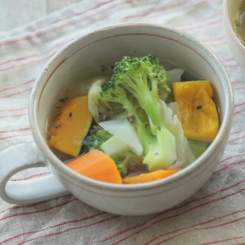 Thành phẩm canh súp lơ thập cẩm sau khi nấu