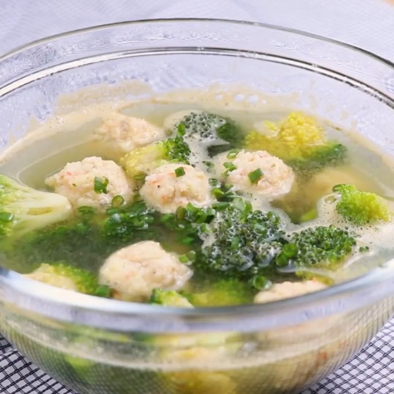 Thành phẩm món canh súp lơ nấu tôm viên hạt sen