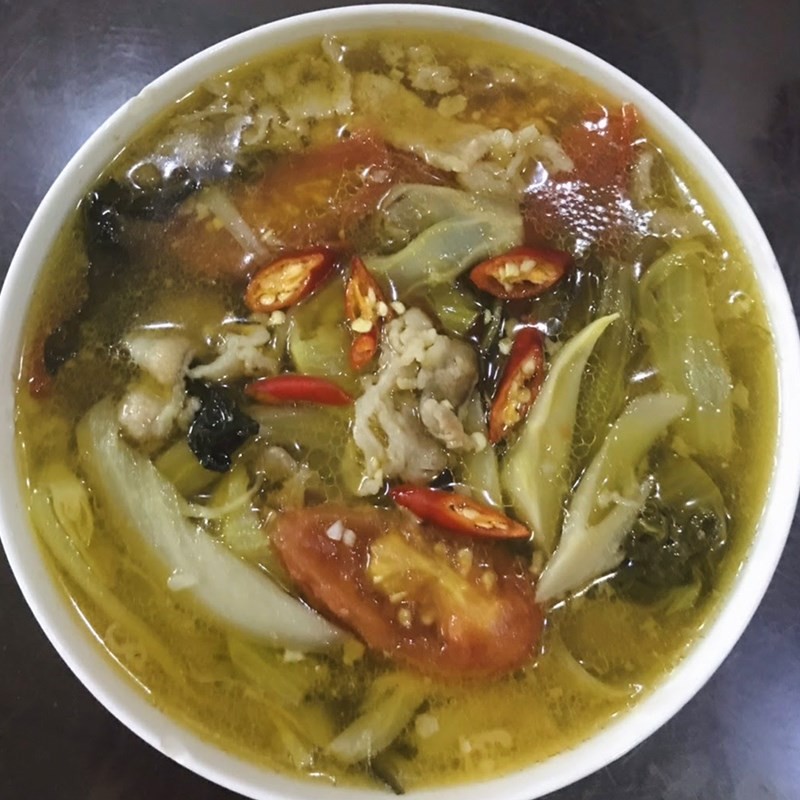 Tô canh dưa chua thịt bò nóng hổi, màu sắc bắt mắt