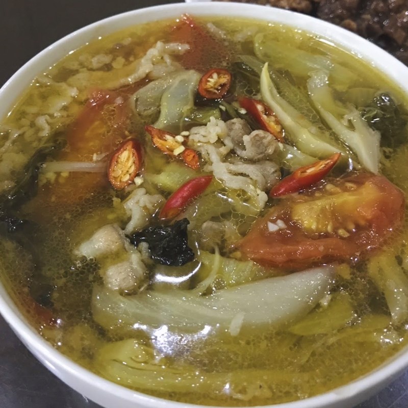 Thưởng thức canh dưa chua thịt bò cùng cơm trắng, tròn vị bữa ăn