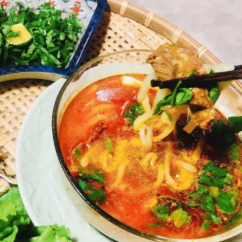 Tô bánh canh thịt bò hoàn chỉnh, thơm ngon và hấp dẫn với màu sắc bắt mắt